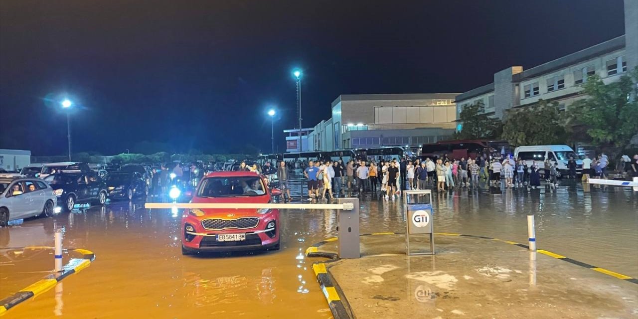 GÜNCELLEME 2 - Kapıkule Gümrük Sahası'nı su bastı