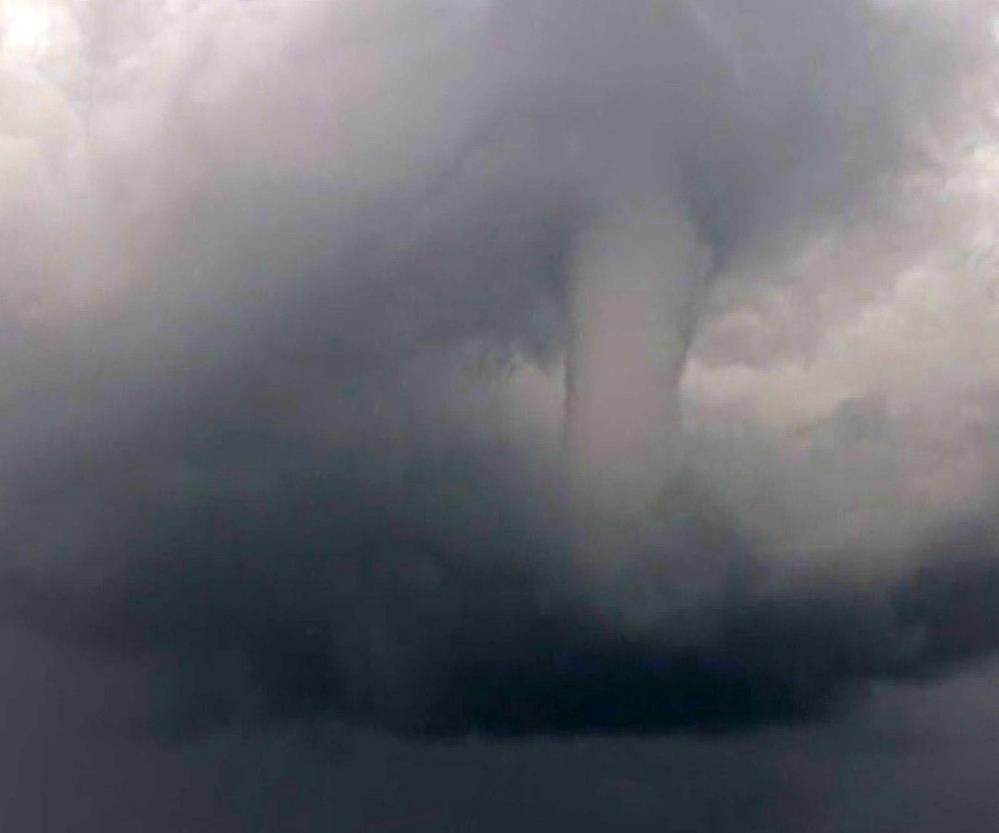 Zeytin ağaçlarını yerinden söken devasa hortum cep telefonuyla görüntülendi