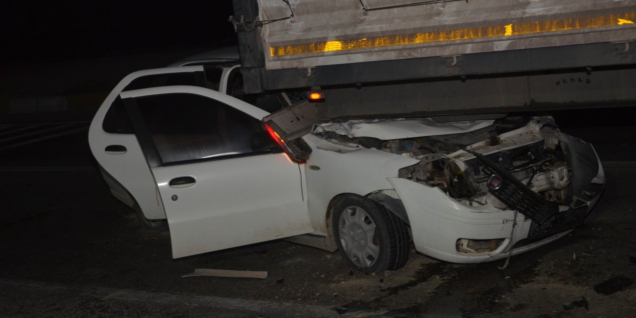Kırmızı ışıkta bekleyen tıra otomobil çarptı: 3 yaralı