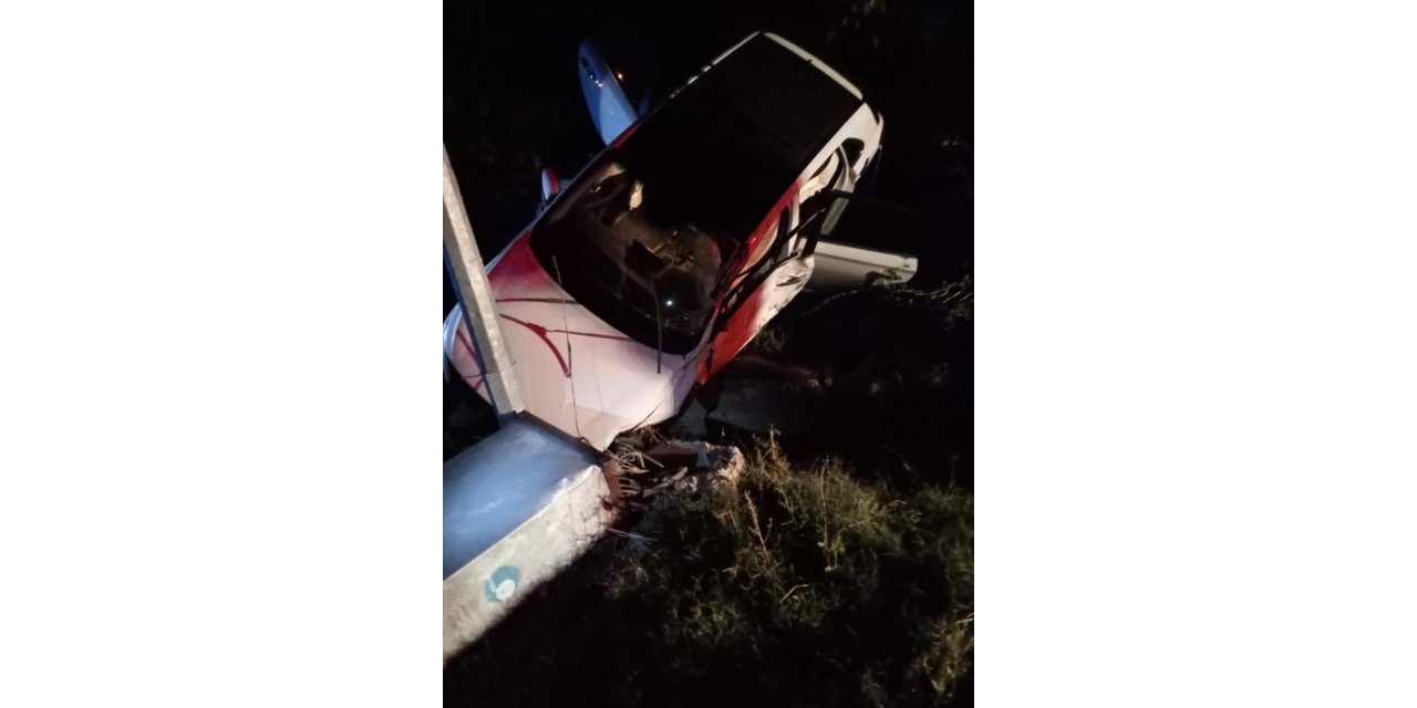 Mersin'de elektrik direğine çarparak takla atan otomobilin sürücüsü yaralandı