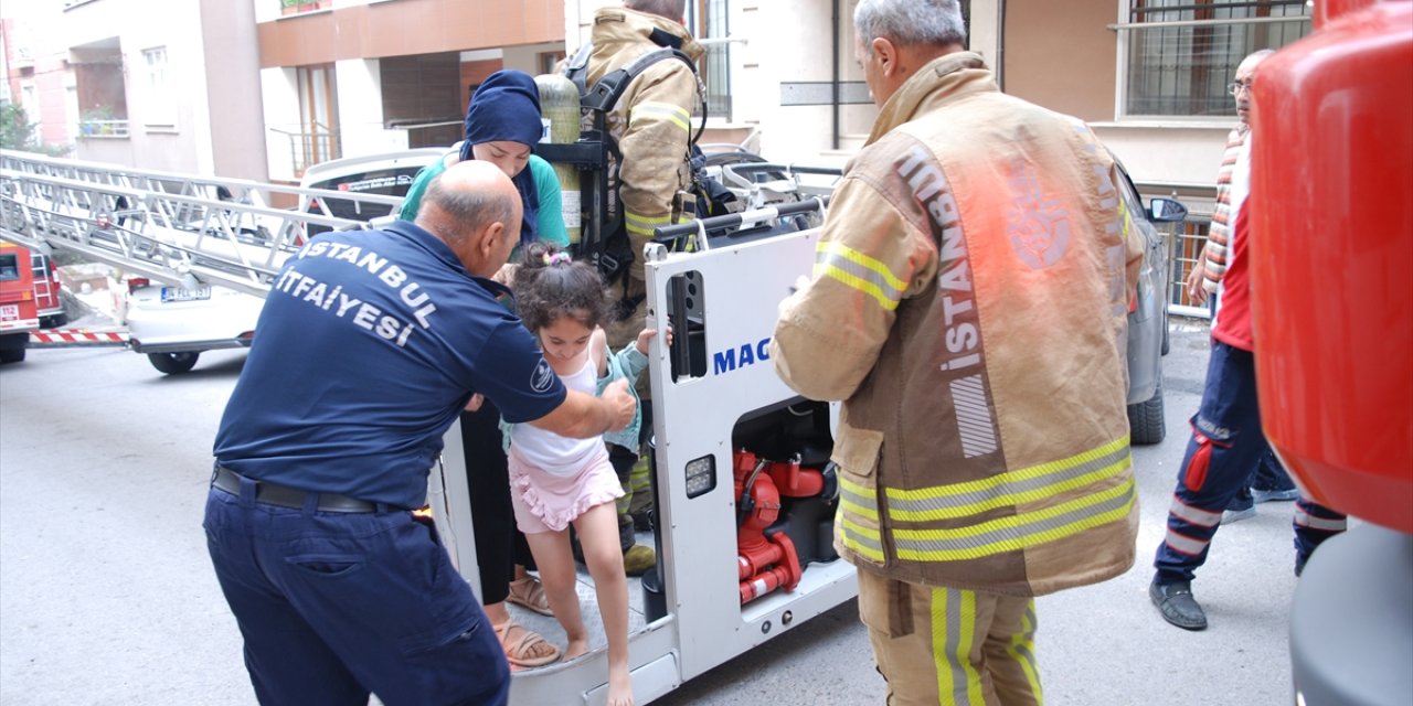 Maltepe'de apartmanın giriş katında çıkan yangın söndürüldü