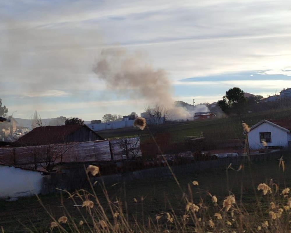 Gediz’deki hurdalık yangını korkuttu