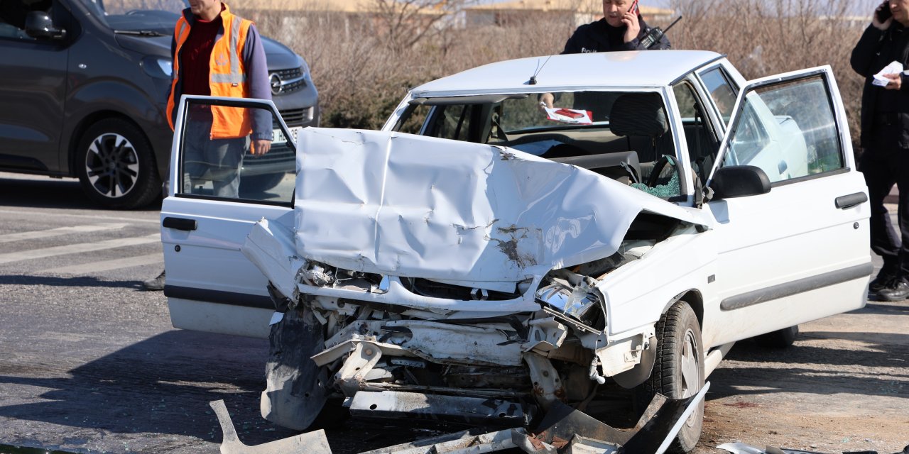 Kırmızı ışıktaki araca çarpan sürücü ve eşi hayatını kaybetti