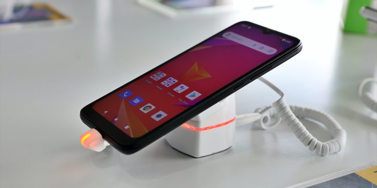 Reeder yeni akıllı cep telefonu modeli "S19 Max Pro"yu TEKNOFEST'te tanıtıyor