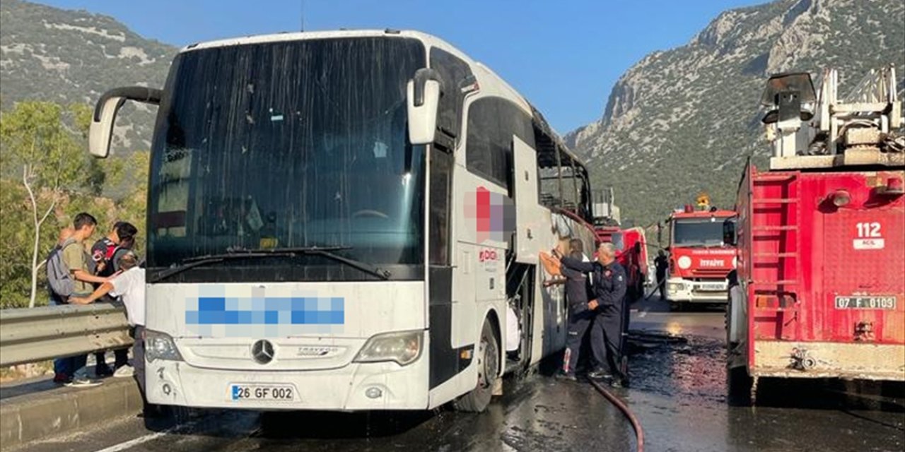 Antalya'da yolcu otobüsünde çıkan yangın hasara neden oldu