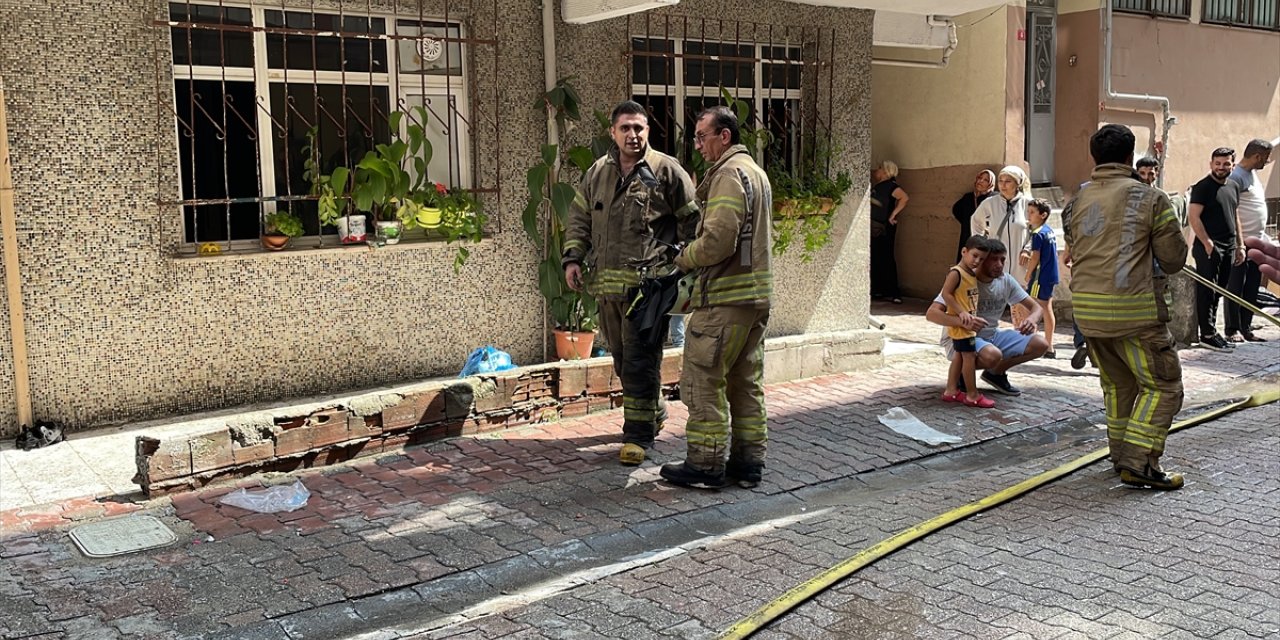 İstanbul'da çıkan yangında bir daire kullanılamaz hale geldi