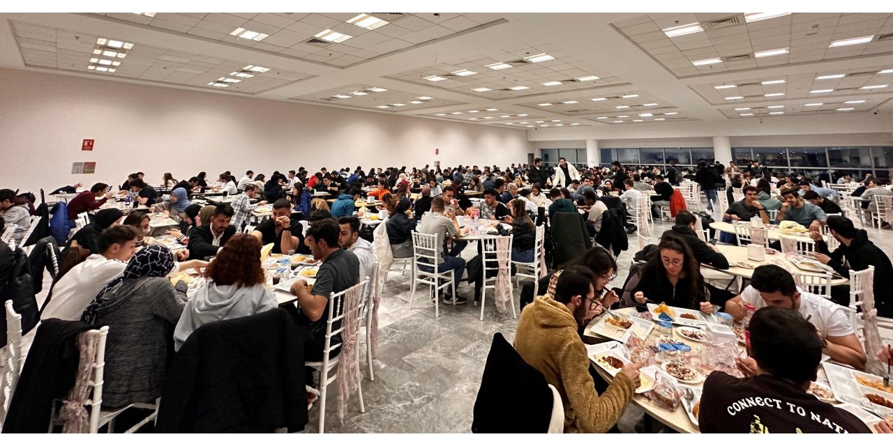 Konya Teknik Üniversitesinde Vakıflar İftarı gerçekleşti! Bin 500 öğrenci birlikte oruç açtı