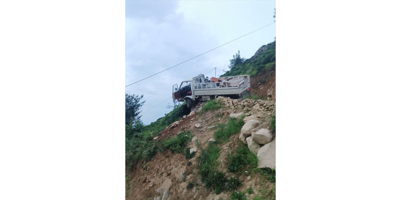 Rize'de yoldan çıkarak taşlara takılı kalan kamyonetten atlayan sürücü öldü