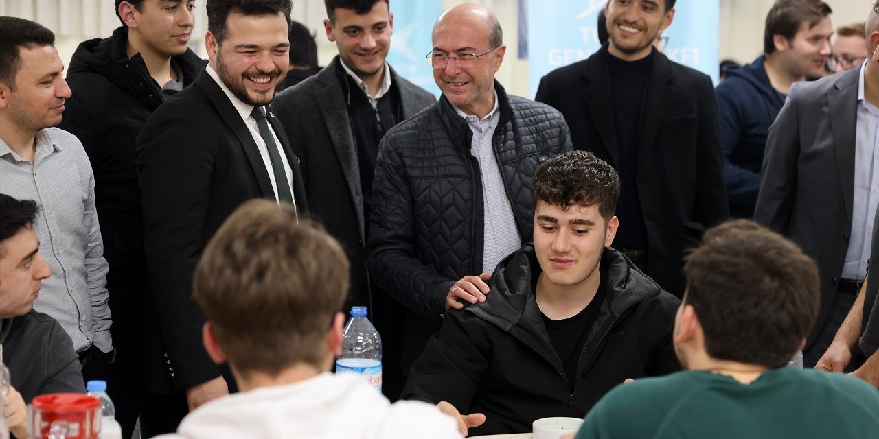 Başkan Pekyatırmacı İftar ve Sahur Bereketini  Gençlerle Paylaştı