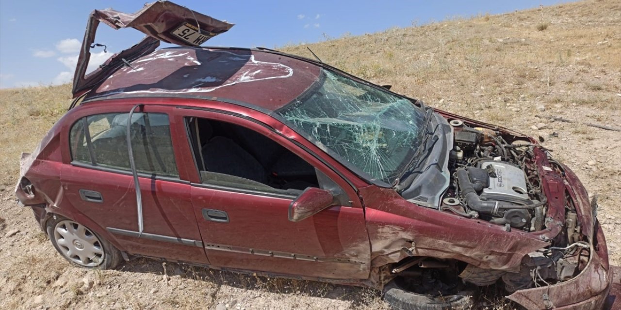 Ağrı'da devrilen otomobilin sürücüsü öldü
