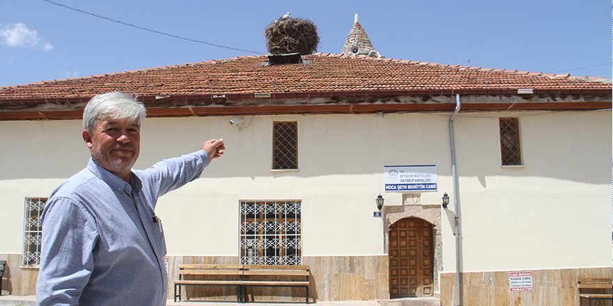 Konya'daki tarihi caminin çatısı leyleklere yuva oldu