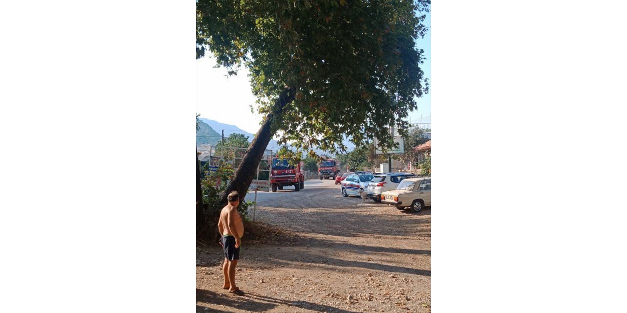 Antalya'da Adrasan Sahili'ne yakın bölgede çıkan orman yangınına müdahale ediliyor