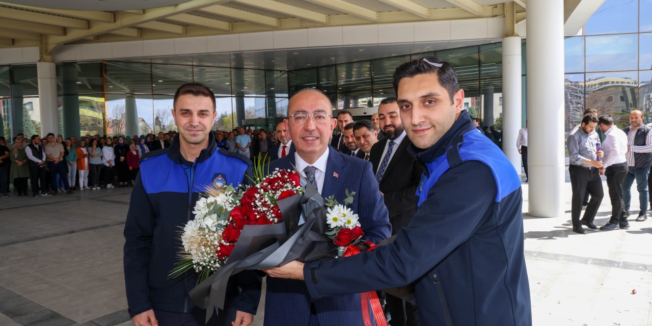 Başkan Kavuş'a Belediyede coşkulu karşılama