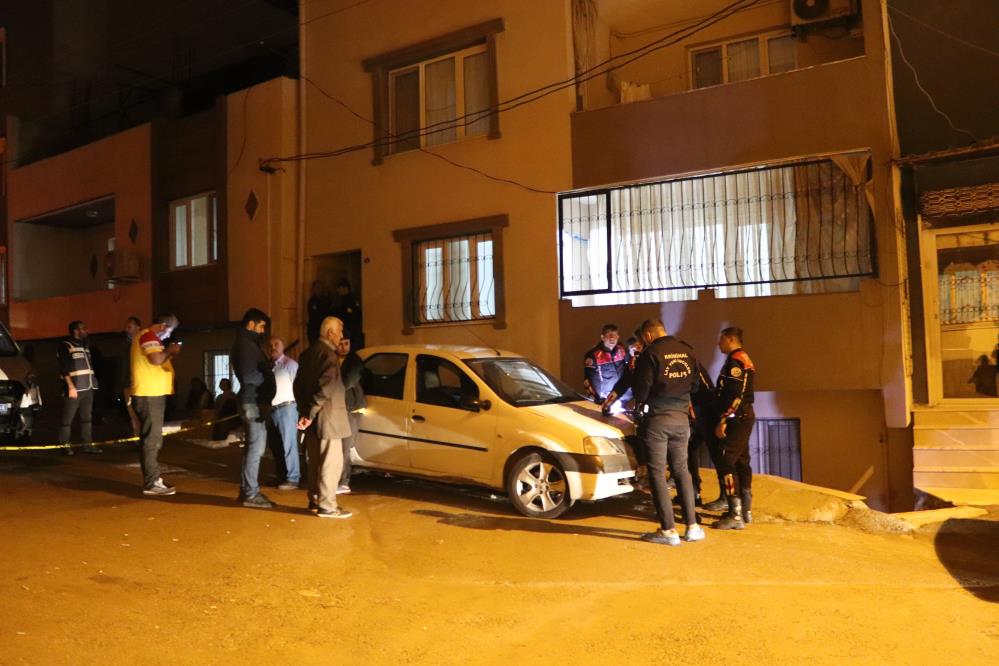 İzmir'de baba dehşeti: 1 kızını öldürdü, diğerini yaraladı