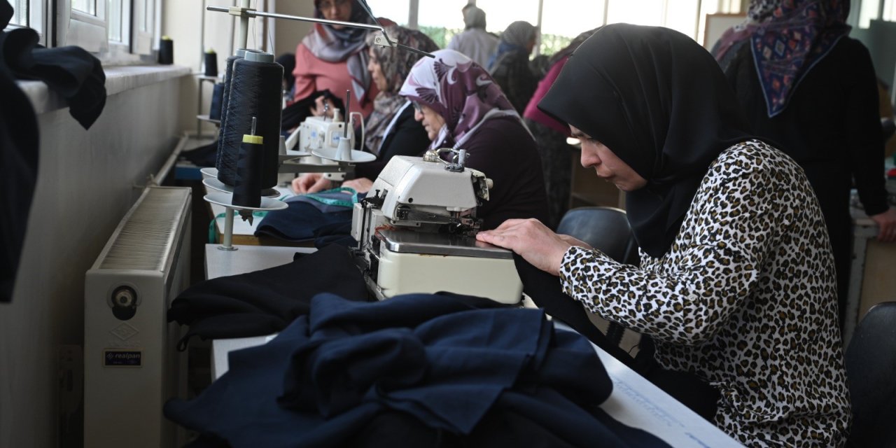 Bayramda Gazzeli çocukların yüzünü güldürmek için KOMEK'de el emeği göz nuruyla 11 bin eşofman diktiler!