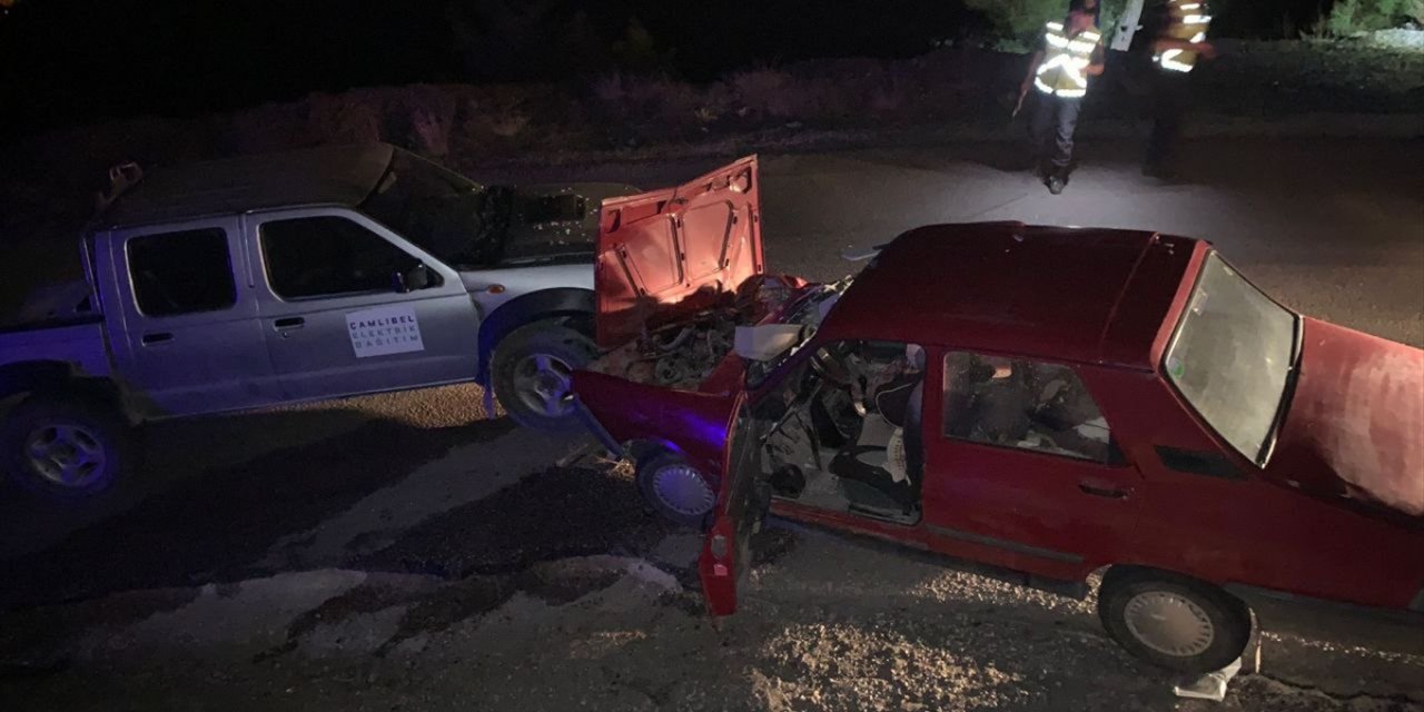 Tokat'ta kamyonet ile otomobilin çarpıştığı kazada 5 kişi yaralandı