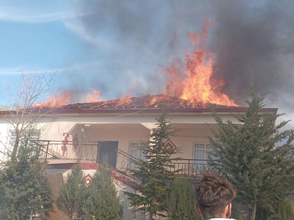 Konya'da bir ev alev aldı