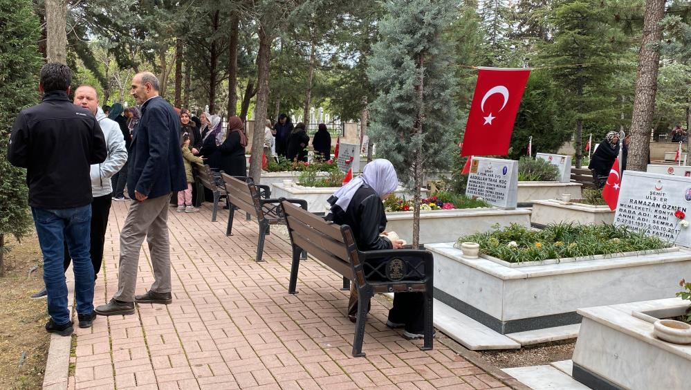 Konya'da bayram öncesi Şehitlik ve mezarlıklarda yoğunluk yaşandı