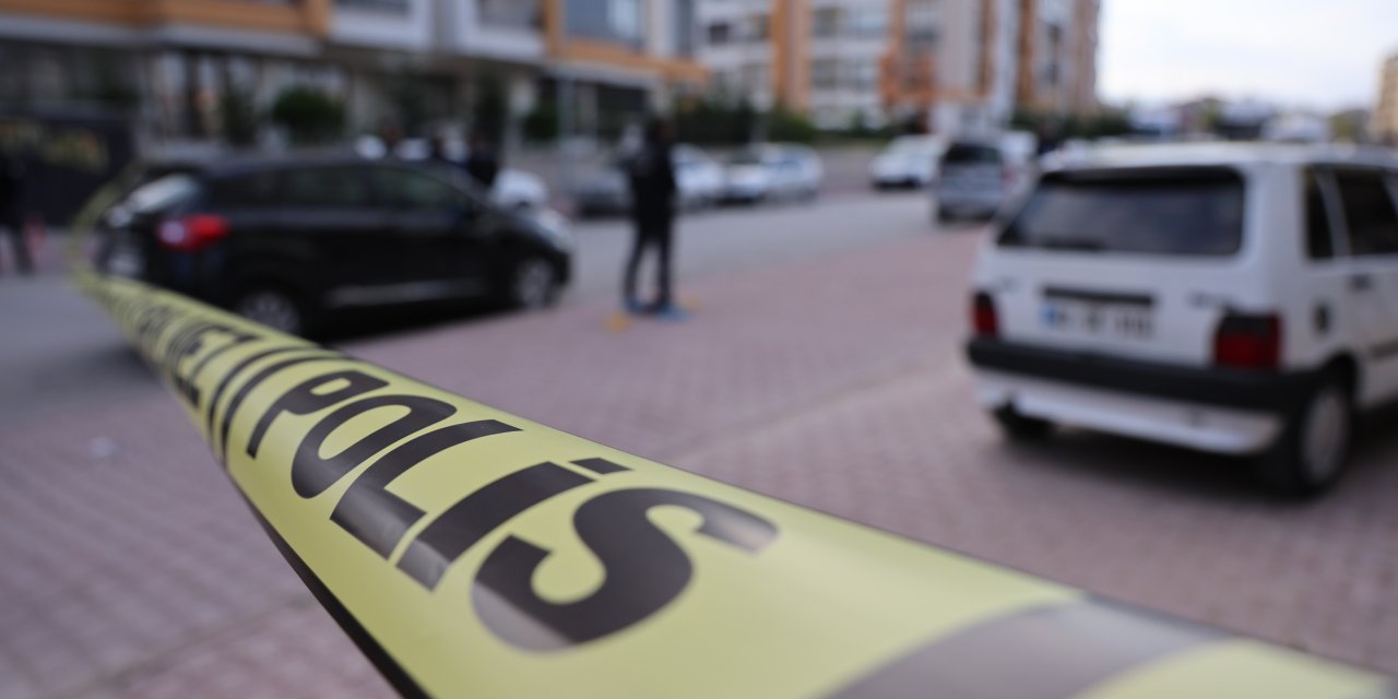 Sokak ortasında birbirini bıçaklayan kişilerden 1'i öldü