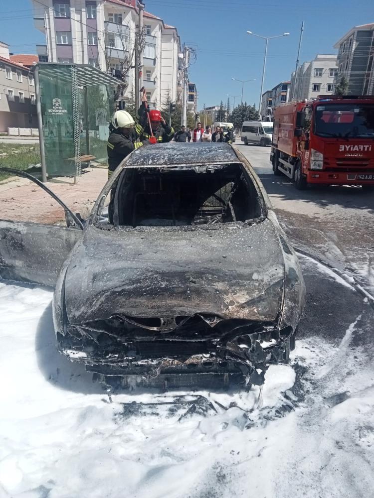 Seyir halindeki otomobil alev alev yandı