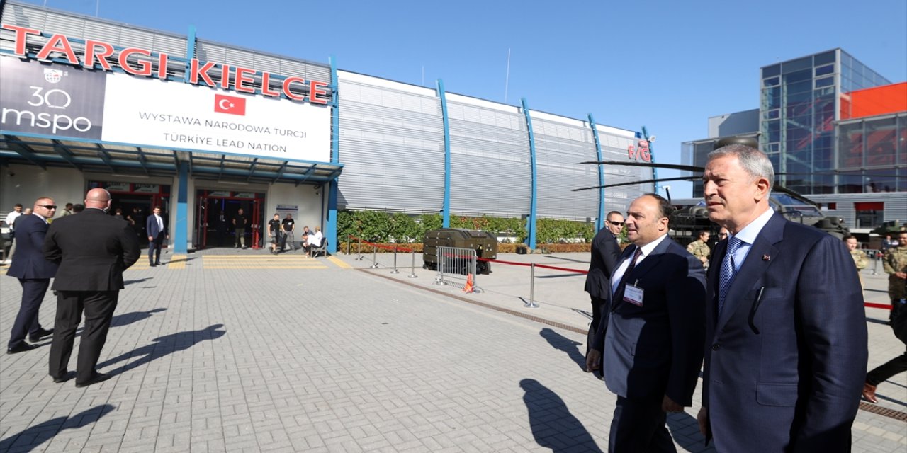 Milli Savunma Bakanı Akar Polonya'da