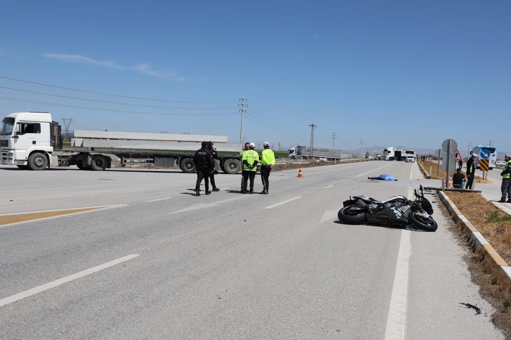 Motosiklet tıra çarptı, sürücü öldü