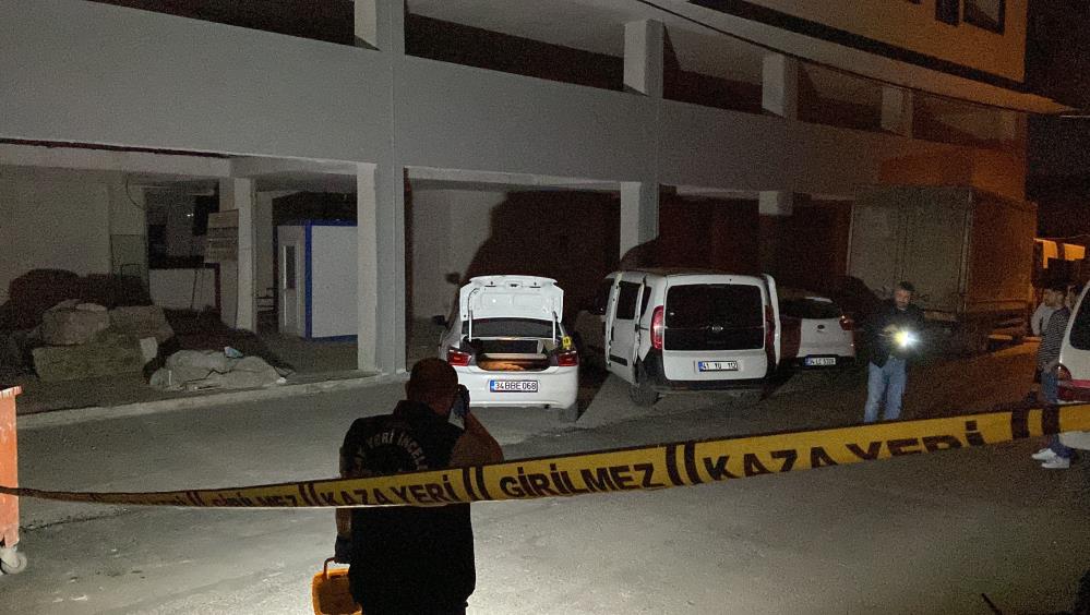 Motosikletli 2 şüpheli park halindeki araçları kurşunlayarak kaçtı