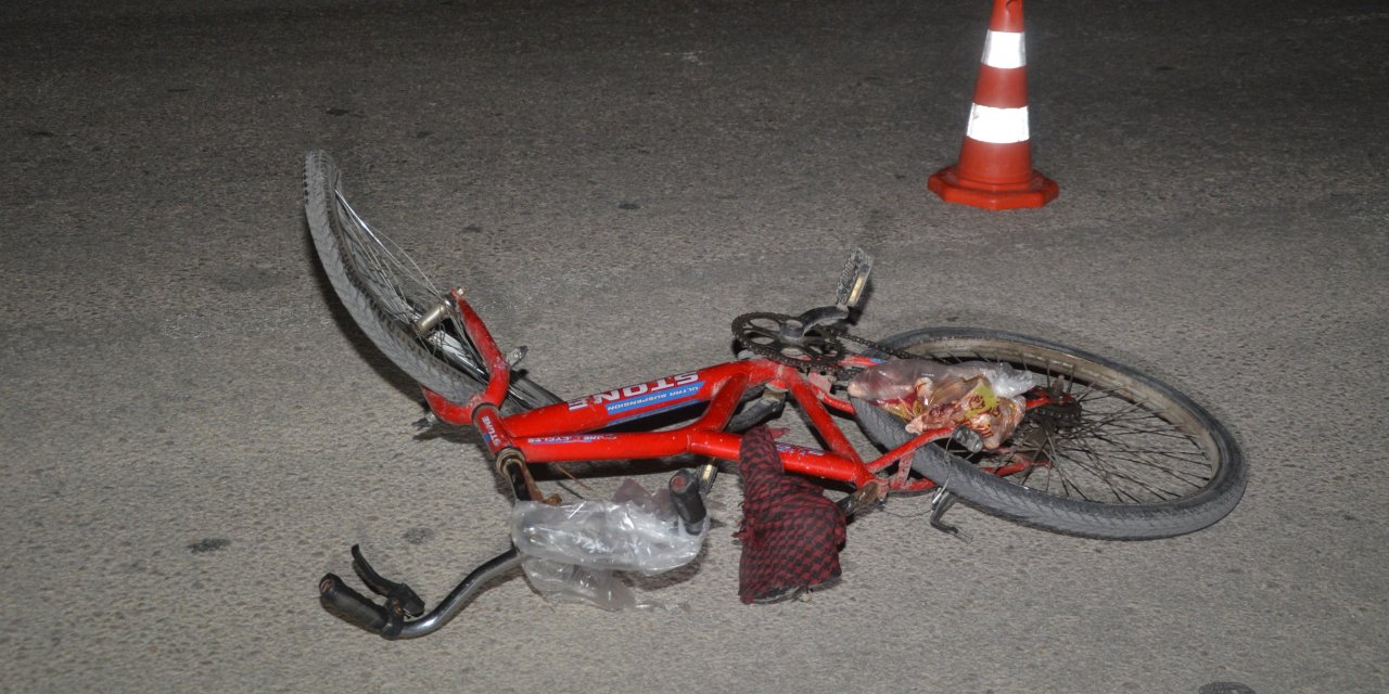 Kamyon çarpan bisiklet sürücüsü öldü! Bakın olay yerinde ne kaldı
