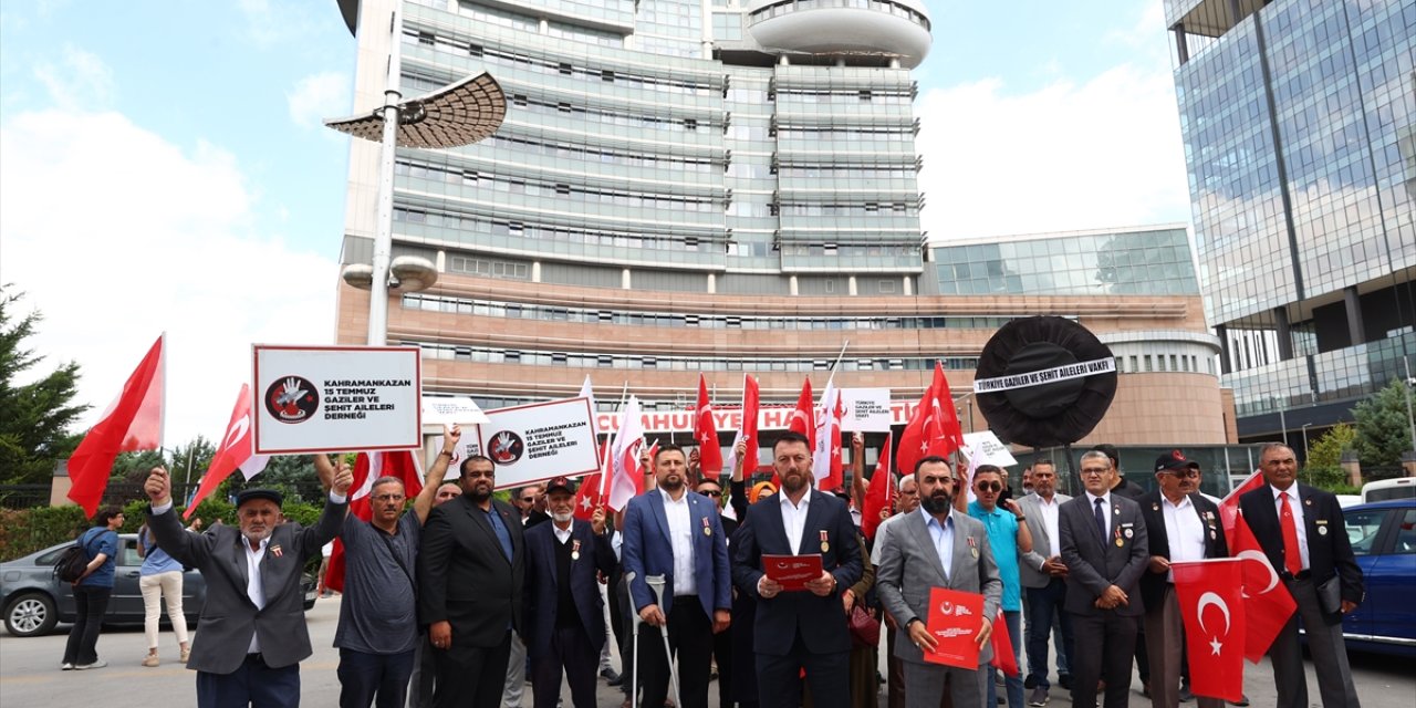 TÜGŞAV'dan Kılıçdaroğlu'nun KHK'lılarla ilgili sözleri nedeniyle CHP Genel Merkezine siyah çelenk