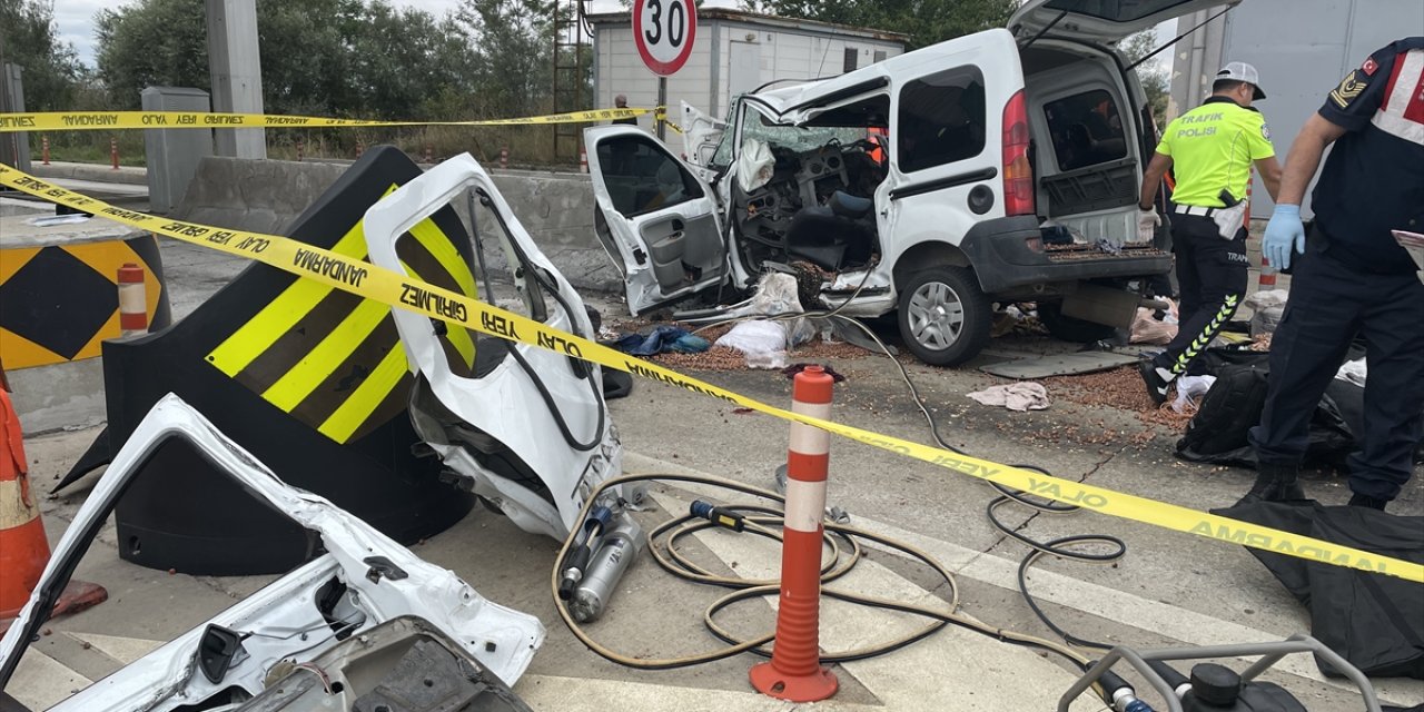 GÜNCELLEME 2 - Bolu'da gişelere çarpan hafif ticari araçtaki 4 kişi öldü