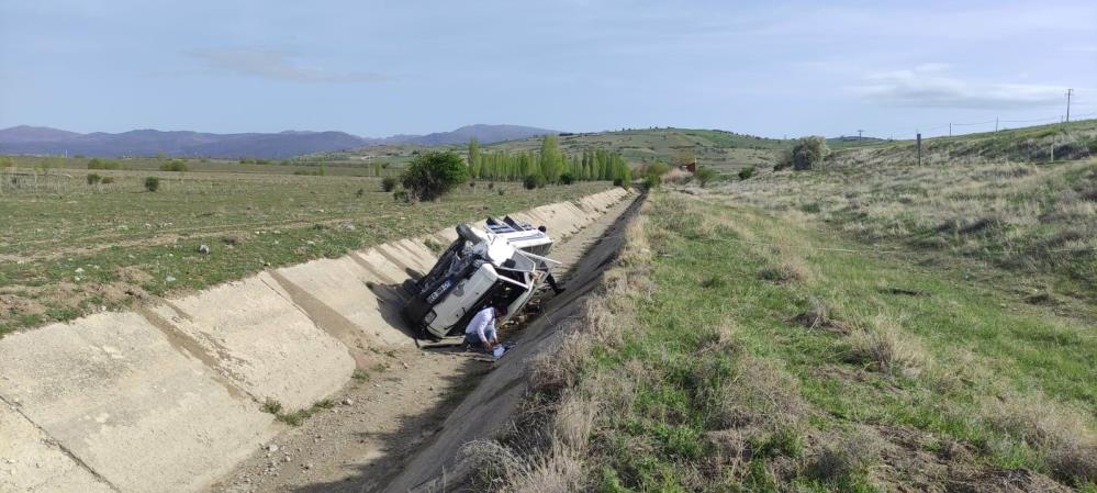 Otobüsü sollamak isteyen kamyonet sulama kanalına devrildi