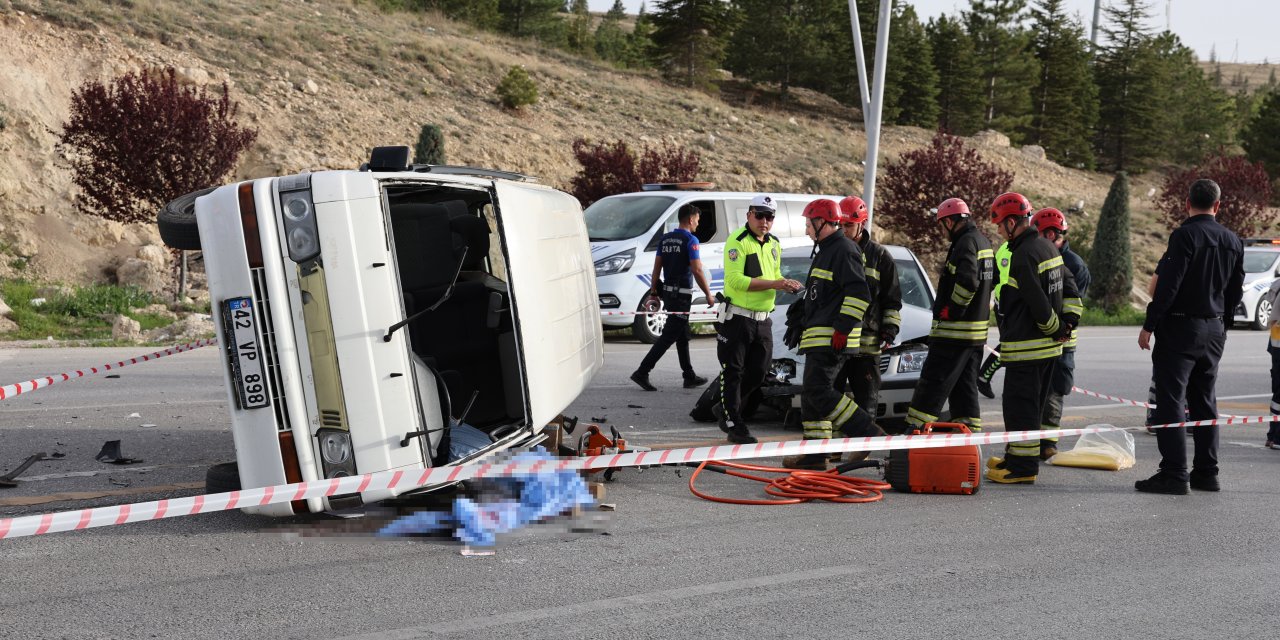 Konya'da U dönüşü yapmak isteyen minibüs sürücüsü kazada hayatını kaybetti