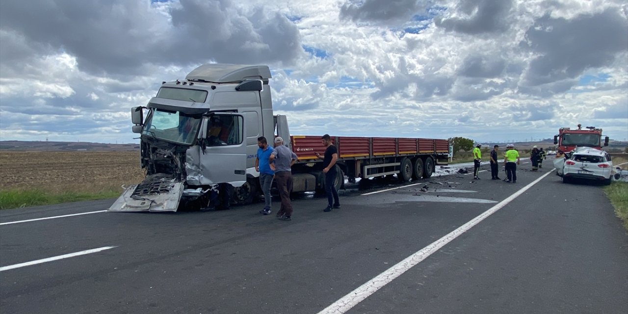 Tekirdağ'da tırla otomobil çarpıştı, bir kişi öldü, bir kişi yaralandı