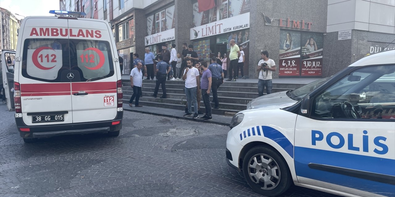 Kayseri'de kız arkadaşını darbeden gence engel olmak isteyen kişi bıçakla yaralandı
