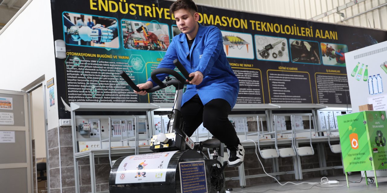 Hareketten, üretime! Liseli genç kondisyon bisikletinden elektrik üretti