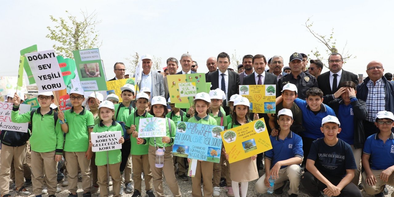 Karatay’da Yeşil Alan Seferberliği! Çatalhühük Mahallesine binlerce fidan dikildi