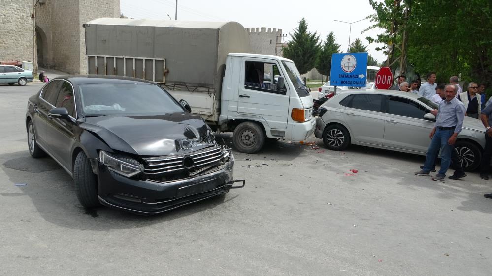 Dört aracın karıştığı kazada: 1 kişi yaralandı