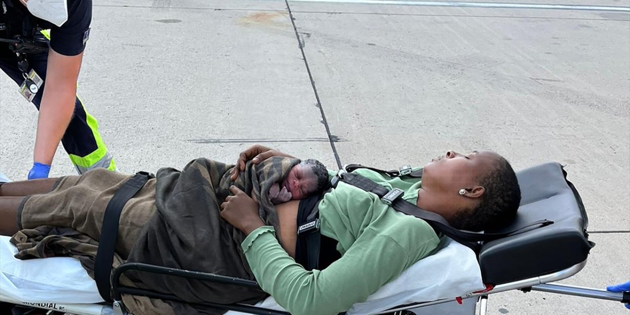 THY'nin İstanbul-Manchester seferinde kız bebek dünyaya geldi