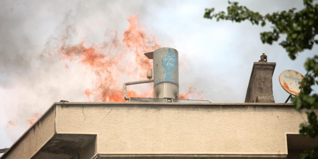 Konya'da yangın paniği! Çatı bir anda alev aldı