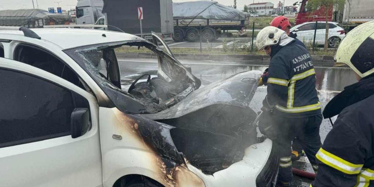Aksaray'da hafif ticari araç alev aldı!
