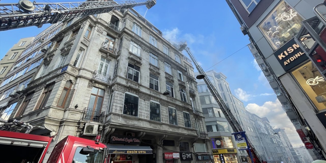 Beyoğlu'nda bir binanın çatı katında çıkan söndürüldü