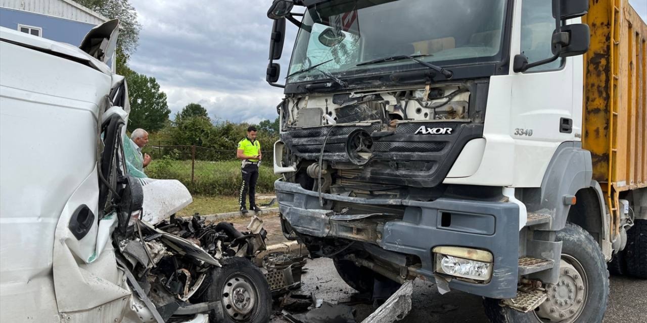 Sakarya'da karşı şeride geçerek kamyona çarpan panelvanın sürücüsü yaralandı