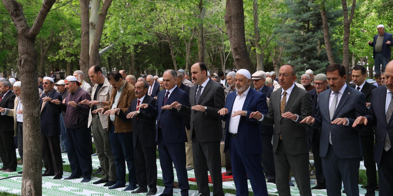 Namazgâh’ta yağmur için eller semada