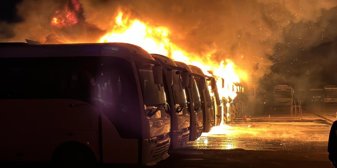 Cayır cayır yandılar! Servis otoparkında yangın: 15 araç hurdaya döndü