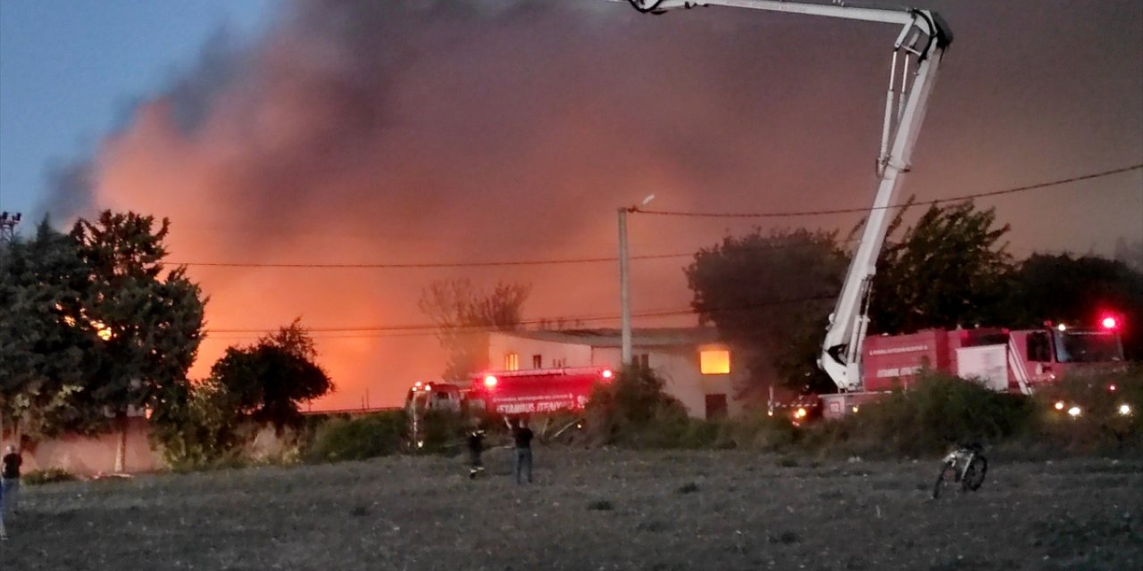GÜNCELLEME 2 - Silivri'de elektrikli ev aletleri fabrikasındaki yangın söndürüldü