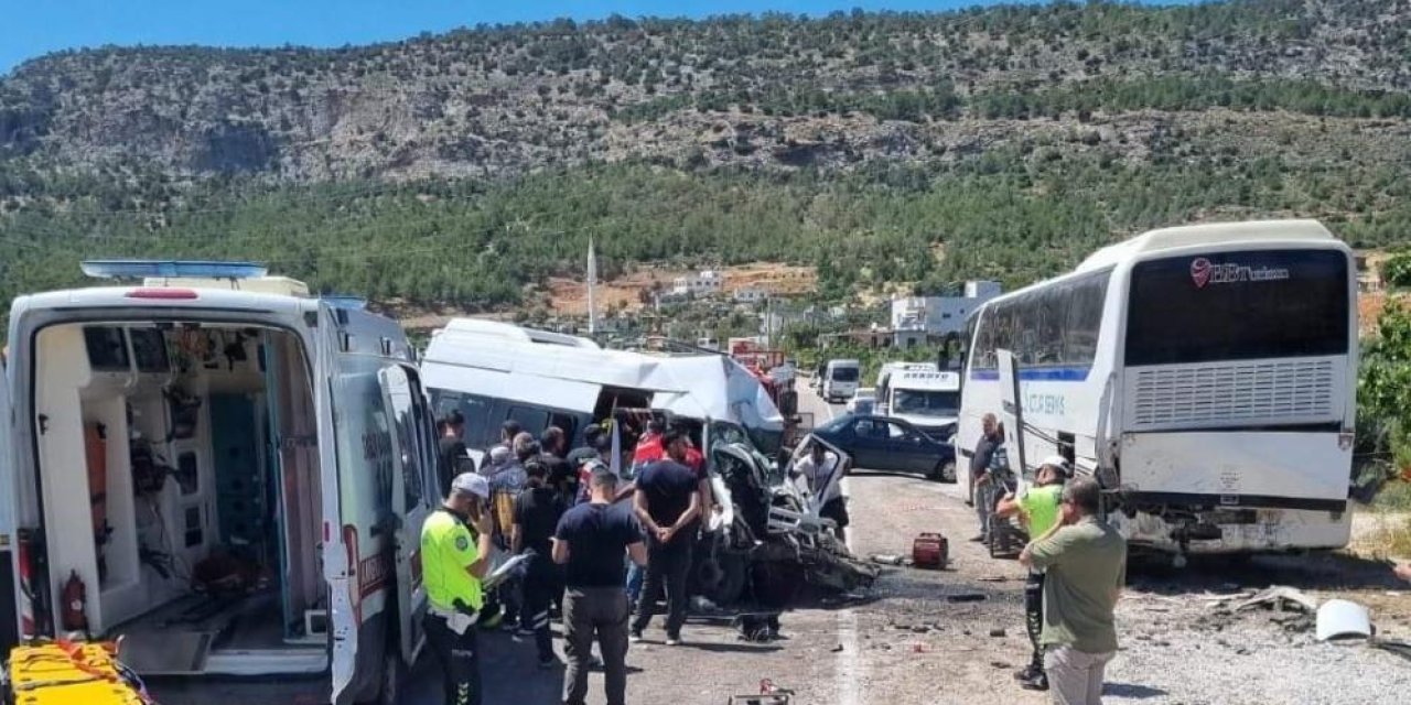 Mersin'de kaza! Ortalık savaş alanına döndü