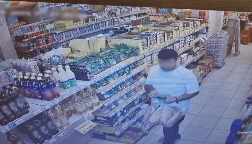 Marketlerden çala çala otomobili zeytinyağı ile doldurdu