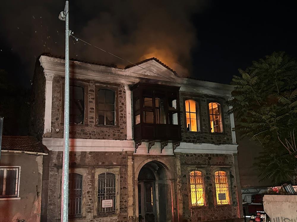 İzmir'de alev alev yanan tarihi bina küle döndü