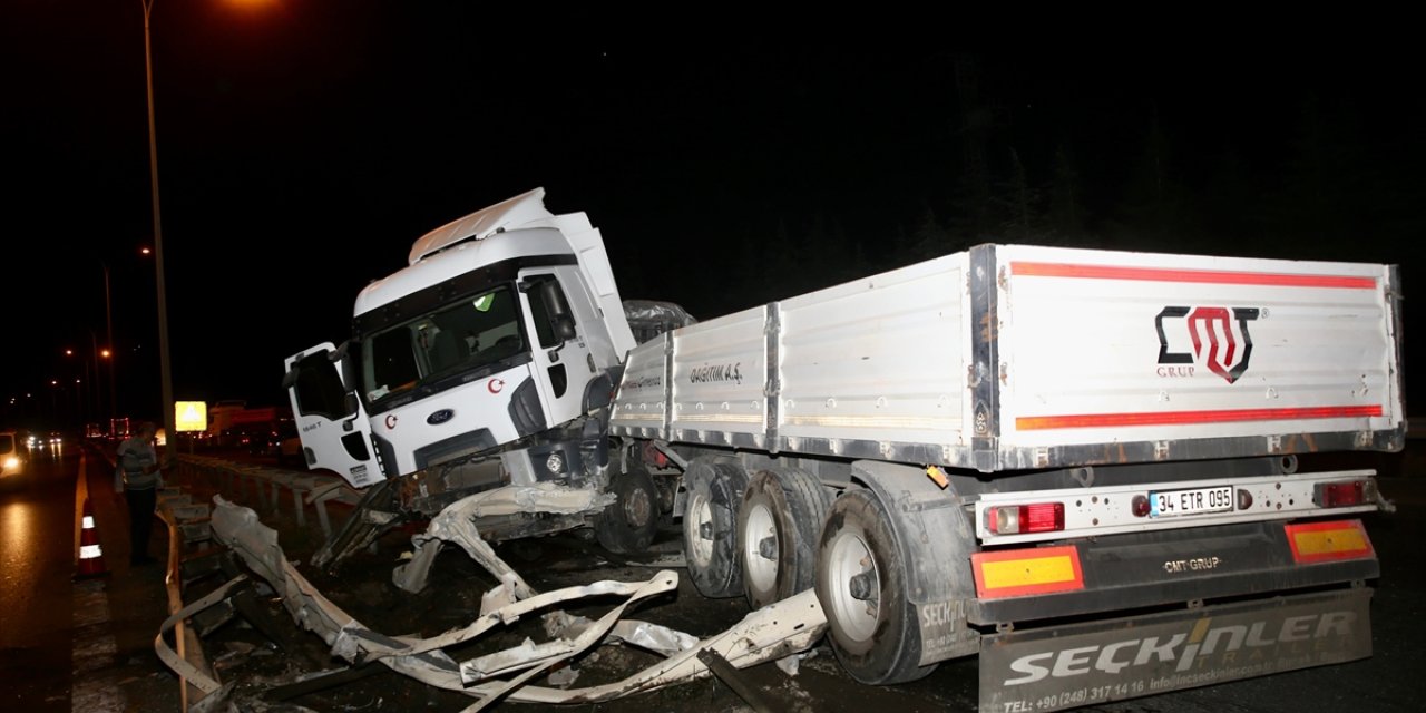 Büyükçekmece'de tırın bariyerlere çarptığı kazada sürücü yaralandı