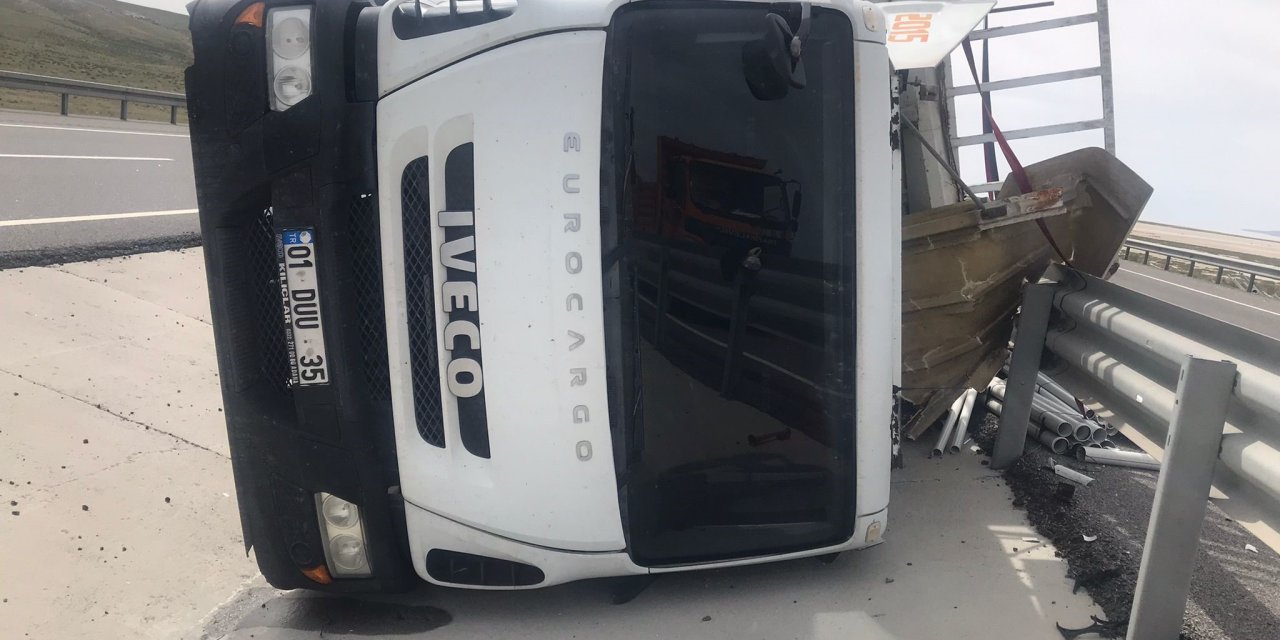Konya'da plastik boru yüklü kamyon devrildi: 1 yaralı